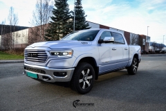 Dodge Ram helfoliert i Gloss Metallic Quick Silver fra Avery Dennison. (5 из 10)