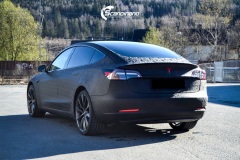 Tesla-Model-3-Helfoliert-i-Shadow-Black-Fra-3M-Solfilm-B-Stolpe-20-Chrome-delete-9