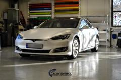 Tesla S foliert med whait