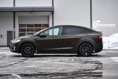 Tesla X foliert i Satin Gold Dust Black Scandinano